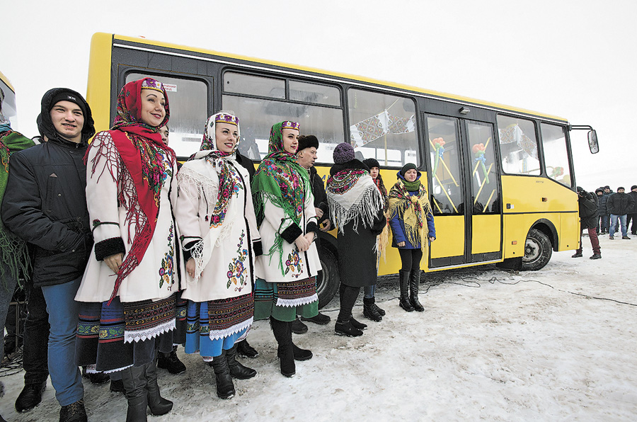 Прем’єр хоче, щоб такі автобуси були при кожній зі шкіл країни. Фото з Урядового порталу